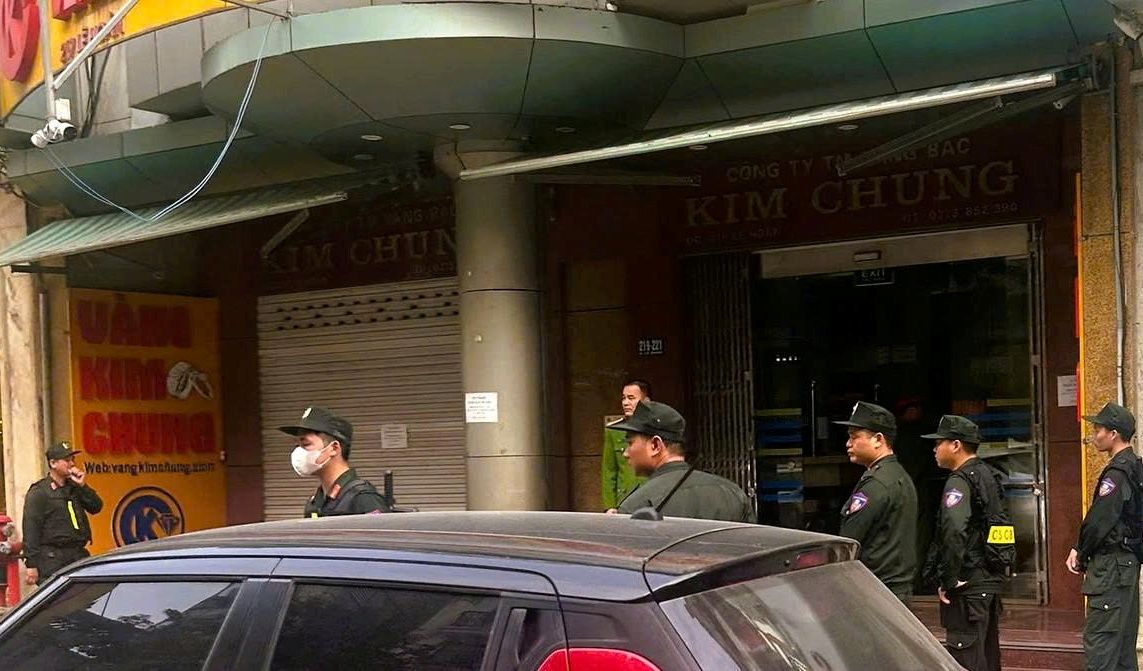 Khám xét tiệm vàng Kim Chung: Vợ chồng chủ tiệm bị bắt vì trốn thuế tại Thanh Hóa - Ảnh 4. Khám xét tiệm vàng Kim Chung: Vợ chồng chủ tiệm bị bắt vì trốn thuế tại Thanh Hóa - Ảnh 4.