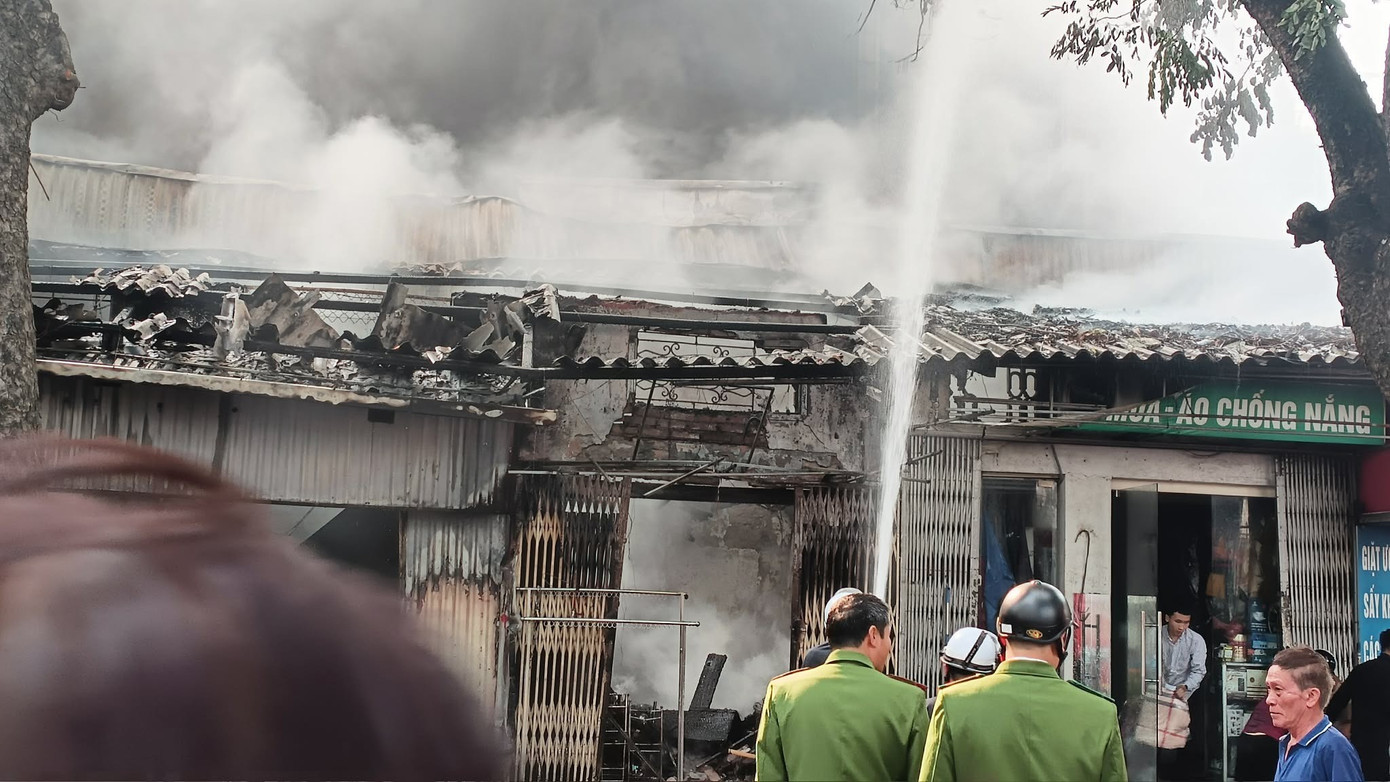 Hỏa hoạn Hà Nội bùng phát dữ dội tại dãy nhà trên phố Lò Đúc chiều 10 / 12 - Ảnh 3. Hỏa hoạn Hà Nội bùng phát dữ dội tại dãy nhà trên phố Lò Đúc chiều 10 / 12 - Ảnh 3.