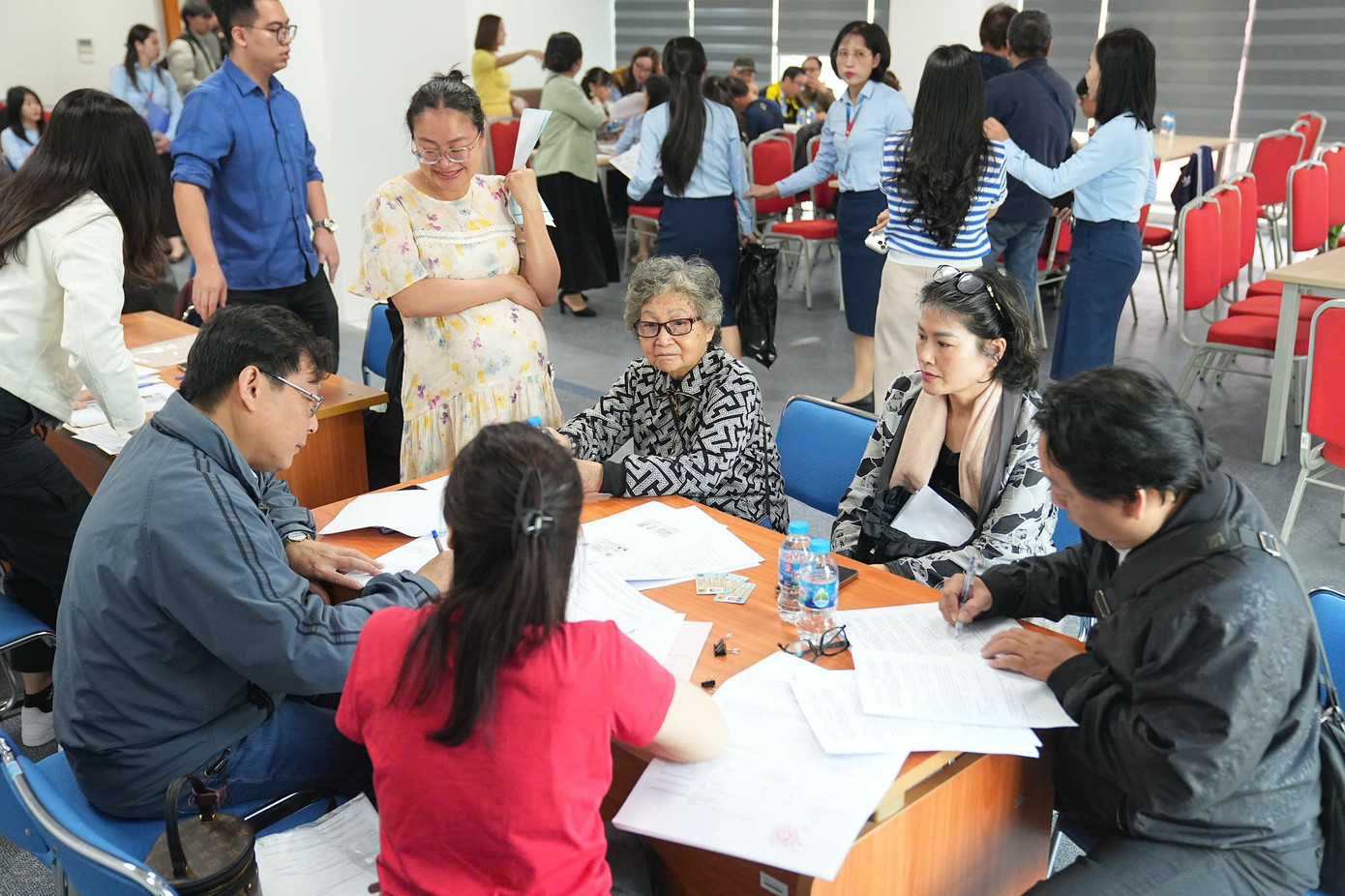 Người dân khu ' đất kim cương ' nhận tiền đền bù tái định cư dự án quảng trường hồ Hoàn Kiếm - Ảnh 2. Người dân khu ' đất kim cương ' nhận tiền đền bù tái định cư dự án quảng trường hồ Hoàn Kiếm - Ảnh 2.