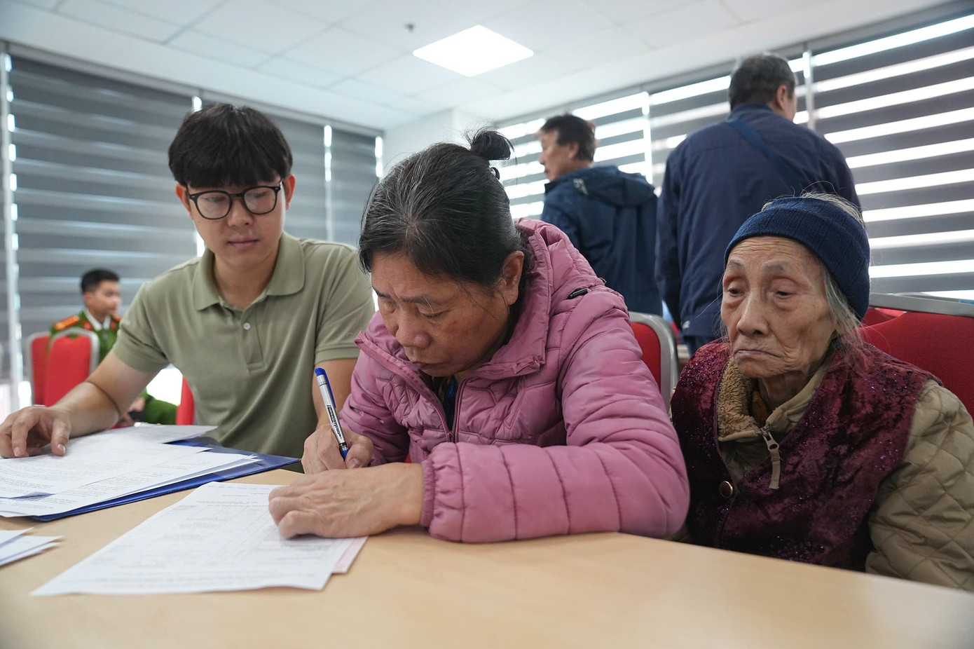 Người dân khu ' đất kim cương ' nhận tiền đền bù tái định cư dự án quảng trường hồ Hoàn Kiếm - Ảnh 12. Người dân khu ' đất kim cương ' nhận tiền đền bù tái định cư dự án quảng trường hồ Hoàn Kiếm - Ảnh 12.