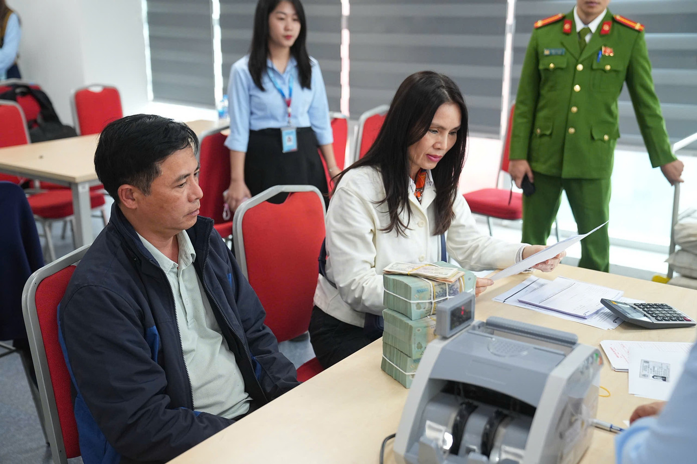 Người dân khu ' đất kim cương ' nhận tiền đền bù tái định cư dự án quảng trường hồ Hoàn Kiếm - Ảnh 9. Người dân khu ' đất kim cương ' nhận tiền đền bù tái định cư dự án quảng trường hồ Hoàn Kiếm - Ảnh 9.