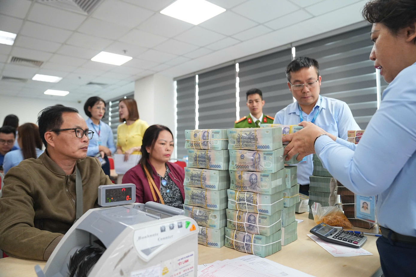 Người dân khu ' đất kim cương ' nhận tiền đền bù tái định cư dự án quảng trường hồ Hoàn Kiếm - Ảnh 14. Người dân khu ' đất kim cương ' nhận tiền đền bù tái định cư dự án quảng trường hồ Hoàn Kiếm - Ảnh 14.