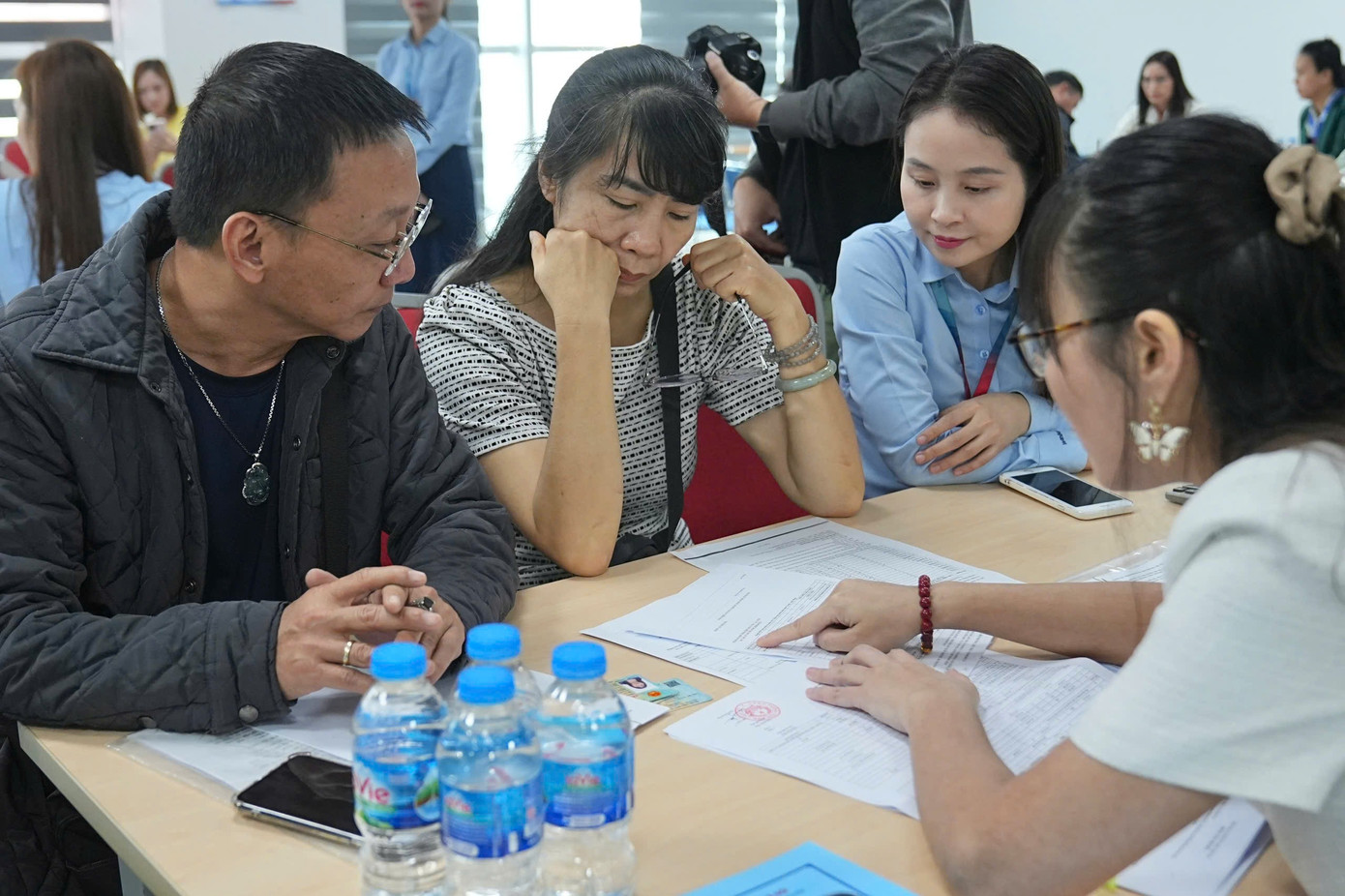 Người dân khu ' đất kim cương ' nhận tiền đền bù tái định cư dự án quảng trường hồ Hoàn Kiếm - Ảnh 17. Người dân khu ' đất kim cương ' nhận tiền đền bù tái định cư dự án quảng trường hồ Hoàn Kiếm - Ảnh 17.