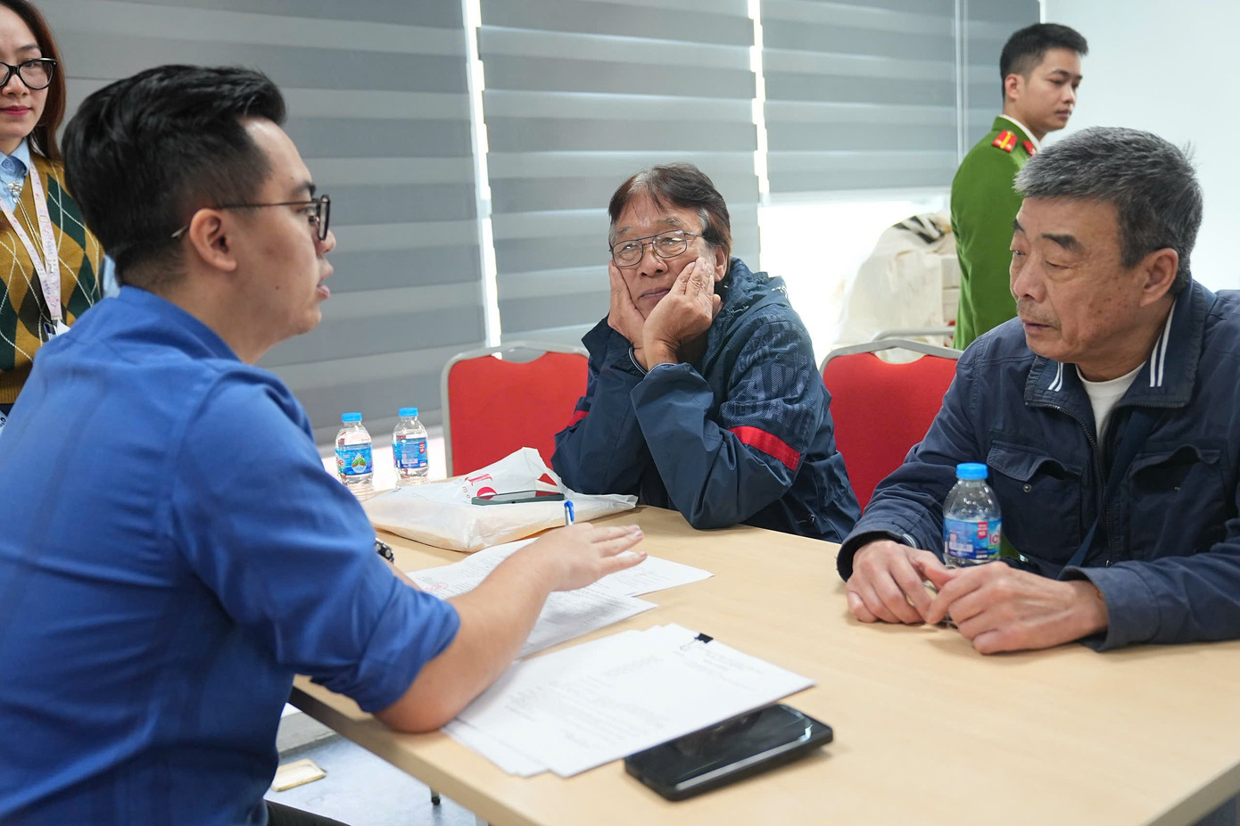 Người dân khu ' đất kim cương ' nhận tiền đền bù tái định cư dự án quảng trường hồ Hoàn Kiếm - Ảnh 16. Người dân khu ' đất kim cương ' nhận tiền đền bù tái định cư dự án quảng trường hồ Hoàn Kiếm - Ảnh 16.