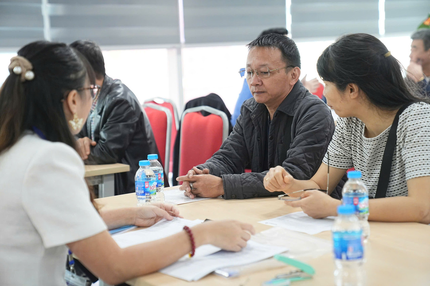 Người dân khu ' đất kim cương ' nhận tiền đền bù tái định cư dự án quảng trường hồ Hoàn Kiếm - Ảnh 5. Người dân khu ' đất kim cương ' nhận tiền đền bù tái định cư dự án quảng trường hồ Hoàn Kiếm - Ảnh 5.