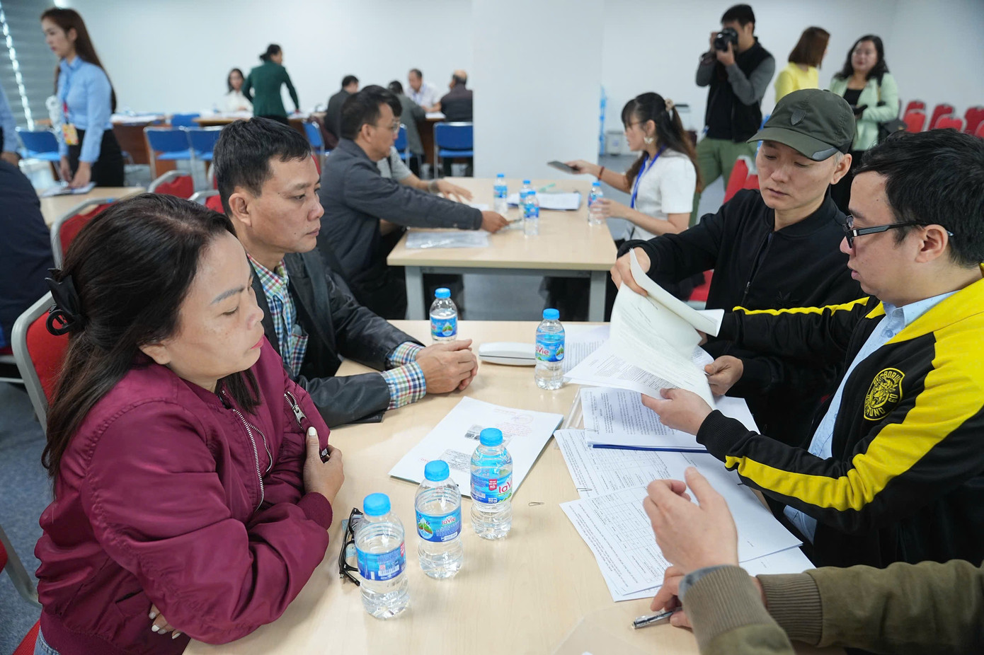 Người dân khu ' đất kim cương ' nhận tiền đền bù tái định cư dự án quảng trường hồ Hoàn Kiếm - Ảnh 3. Người dân khu ' đất kim cương ' nhận tiền đền bù tái định cư dự án quảng trường hồ Hoàn Kiếm - Ảnh 3.