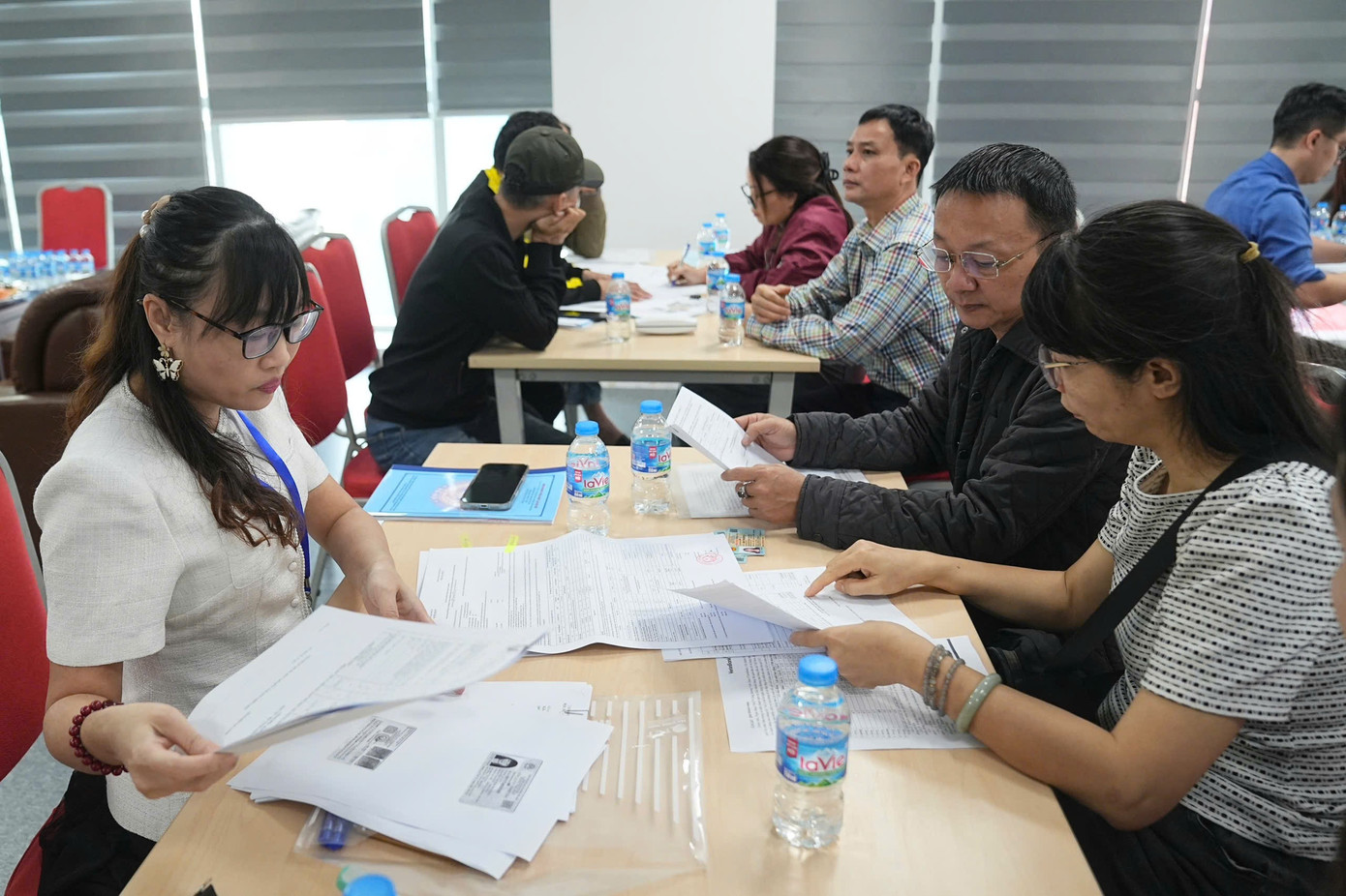 Người dân khu ' đất kim cương ' nhận tiền đền bù tái định cư dự án quảng trường hồ Hoàn Kiếm - Ảnh 15. Người dân khu ' đất kim cương ' nhận tiền đền bù tái định cư dự án quảng trường hồ Hoàn Kiếm - Ảnh 15.