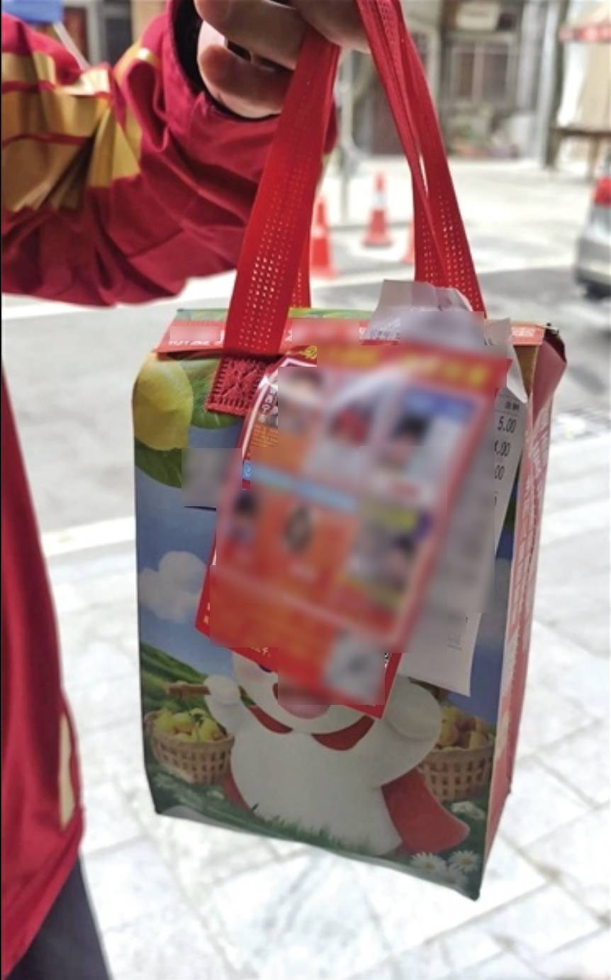 Suốt 19 năm, shipper liên tục dán 1 thứ lên xe và đồ ăn của khách, nhìn kỹ nhiều người đã bật khóc - Ảnh 2.