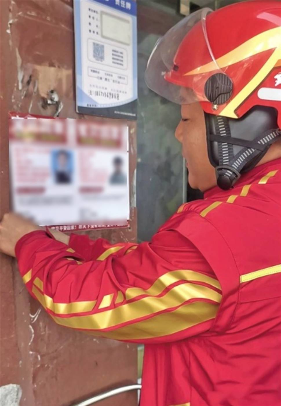 Suốt 19 năm, shipper liên tục dán 1 thứ lên xe và đồ ăn của khách, nhìn kỹ nhiều người đã bật khóc - Ảnh 3.