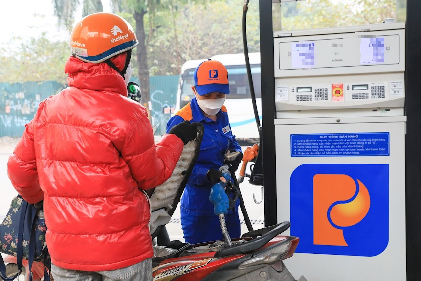 Giá xăng dầu giảm đồng loạt , xăng E5RON92 về dưới 20 . 000 Đồng / lít - Ảnh 1. Giá xăng dầu giảm đồng loạt , xăng E5RON92 về dưới 20 . 000 Đồng / lít - Ảnh 1.