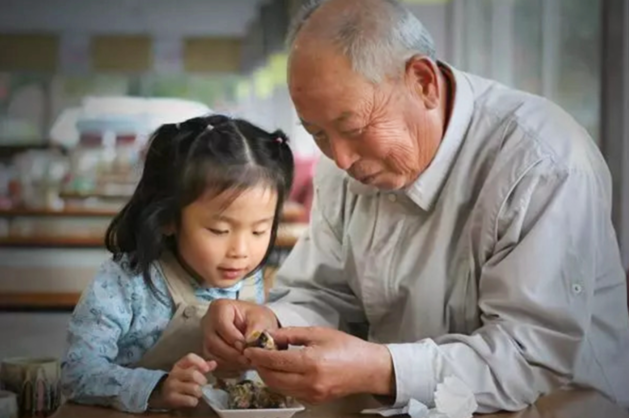 Con cái hiếu thảo thường nói 4 câu này: Cha mẹ nào cũng tự hào - Ảnh 1. Con cái hiếu thảo thường nói 4 câu này: Cha mẹ nào cũng tự hào - Ảnh 1.