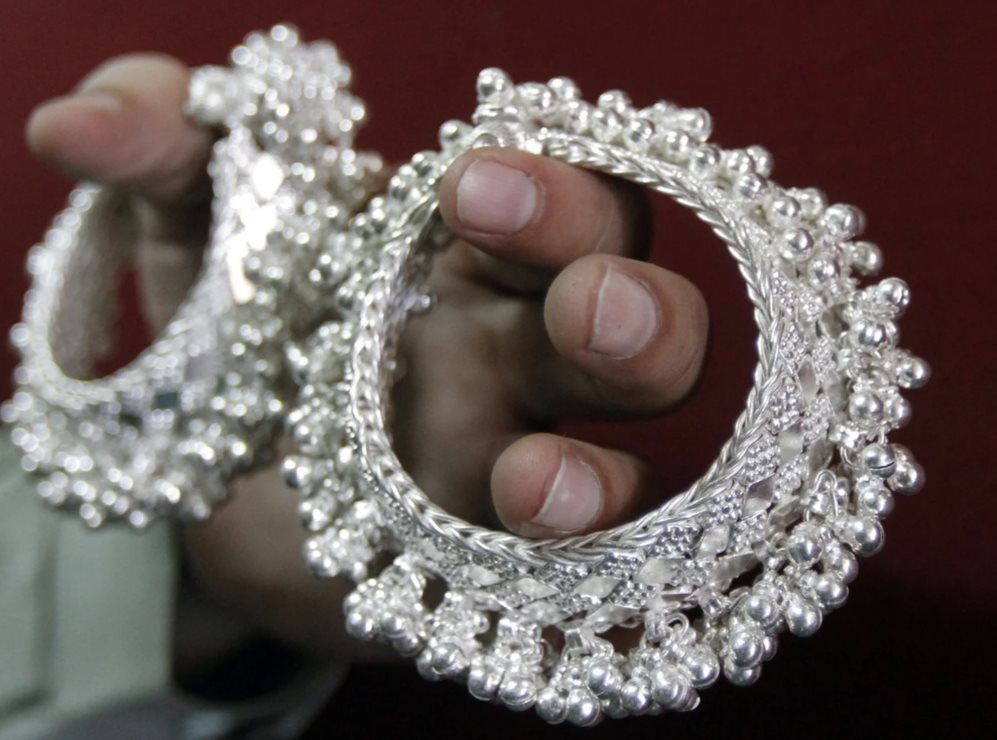 Giá bạc tăng 102 % vượt xa vàng: Cơ hội đầu tư hấp dẫn trong năm 2025 - Ảnh 1. Giá bạc tăng 102 % vượt xa vàng: Cơ hội đầu tư hấp dẫn trong năm 2025 - Ảnh 1.