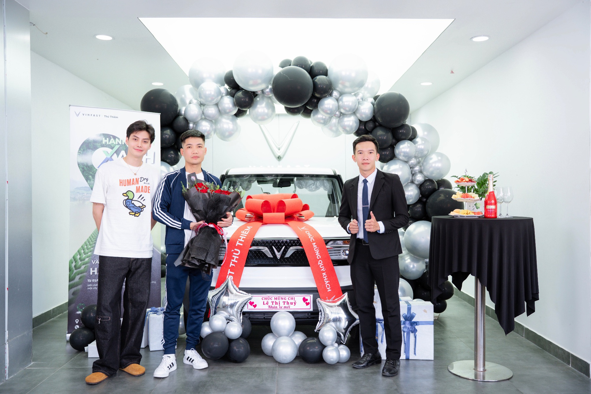 Livestream tặng VF3 chiều fan - cú chơi lớn của Lucie Nguyễn & Tuấn Dương - Ảnh 1. Livestream tặng VF3 chiều fan - cú chơi lớn của Lucie Nguyễn & Tuấn Dương - Ảnh 1.