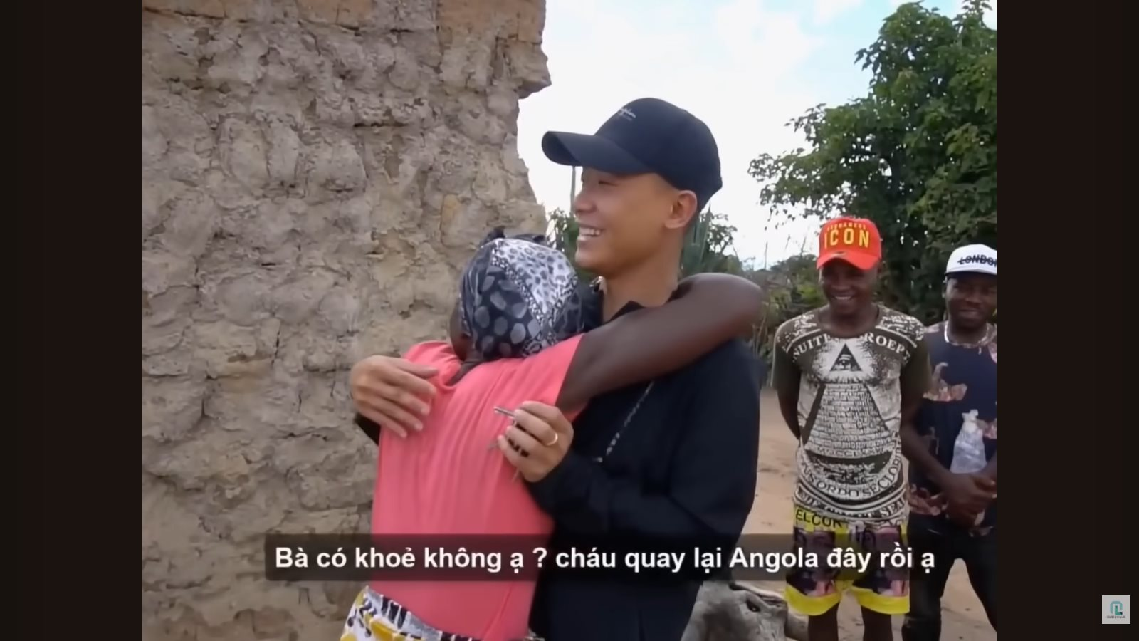 Động thái lạ của Quang Linh Vlogs Giữa ồn ào pháp lý và sự quan tâm của công chúng - Ảnh 3. Động thái lạ của Quang Linh Vlogs Giữa ồn ào pháp lý và sự quan tâm của công chúng - Ảnh 3.