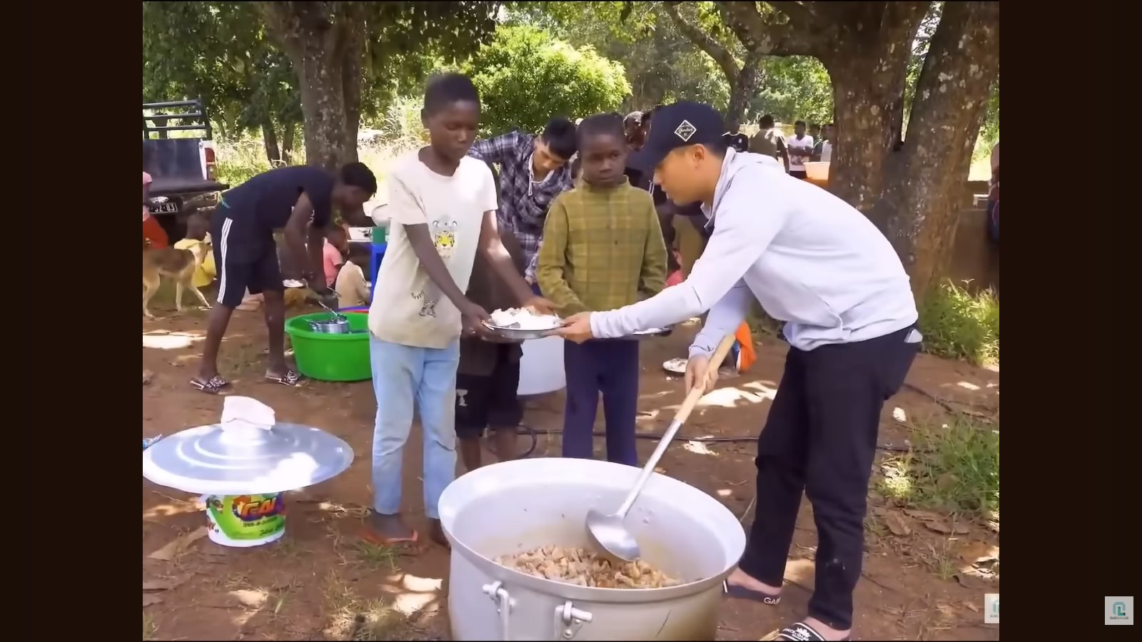 Động thái lạ của Quang Linh Vlogs Giữa ồn ào pháp lý và sự quan tâm của công chúng - Ảnh 4. Động thái lạ của Quang Linh Vlogs Giữa ồn ào pháp lý và sự quan tâm của công chúng - Ảnh 4.