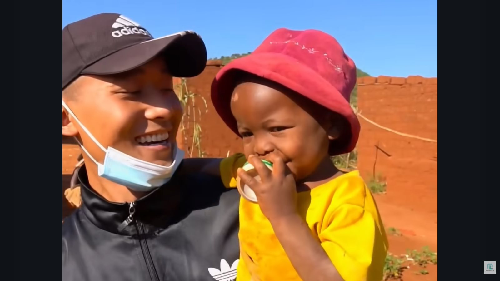 Động thái lạ của Quang Linh Vlogs Giữa ồn ào pháp lý và sự quan tâm của công chúng - Ảnh 2. Động thái lạ của Quang Linh Vlogs Giữa ồn ào pháp lý và sự quan tâm của công chúng - Ảnh 2.