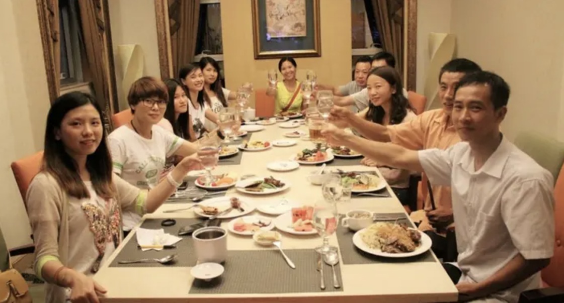 Họp lớp và bài học về lòng trắc ẩn từ người lớp trưởng - Ảnh 1. Họp lớp và bài học về lòng trắc ẩn từ người lớp trưởng - Ảnh 1.