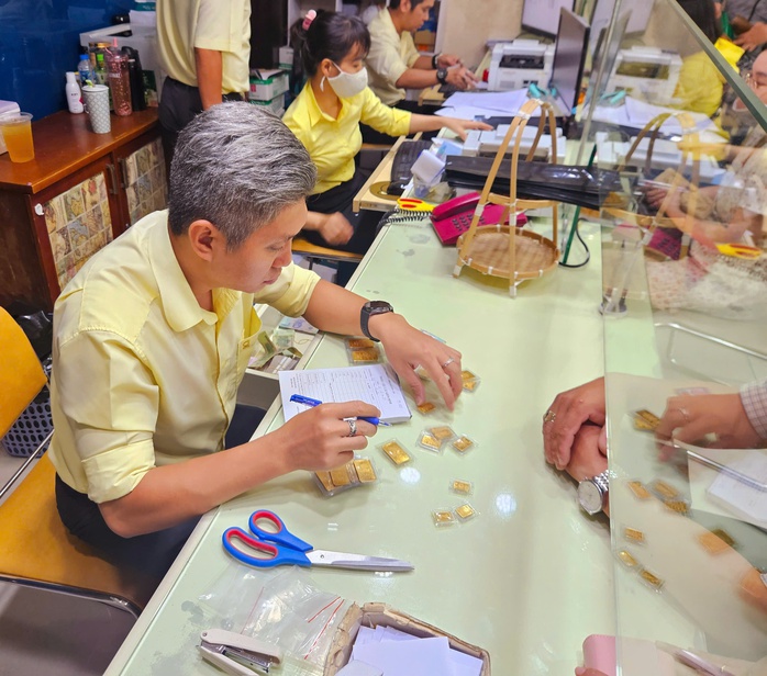 Giá vàng miếng SJC giảm trở lại vào Cuối ngày 11 - 12 , người dân nên chú ý - Ảnh 2. Giá vàng miếng SJC giảm trở lại vào Cuối ngày 11 - 12 , người dân nên chú ý - Ảnh 2.