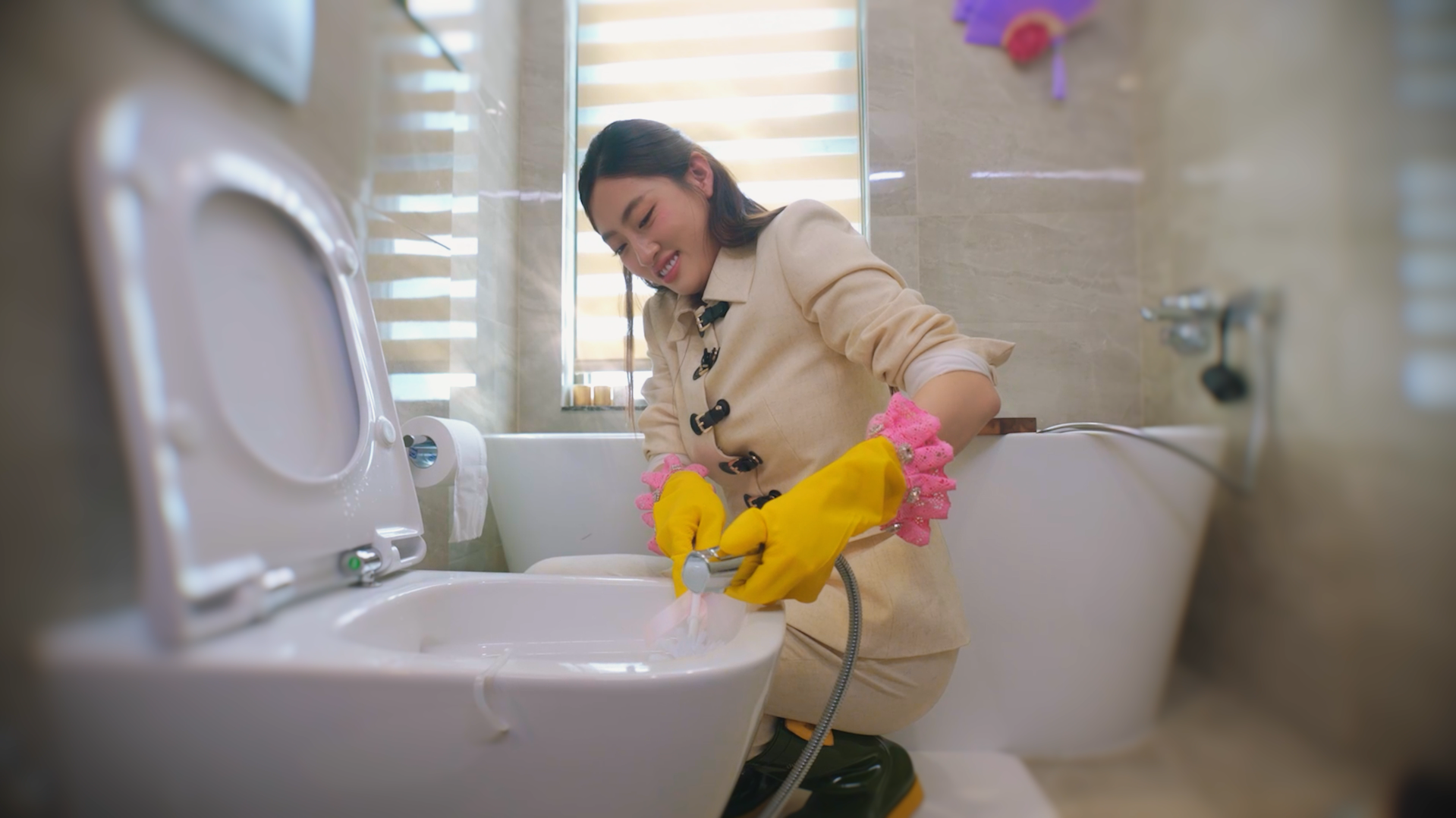 Lương thùy Linh: Nữ giúp việc học Tiến sĩ sống trong penthouse view Hồ Tây - Ảnh 1.