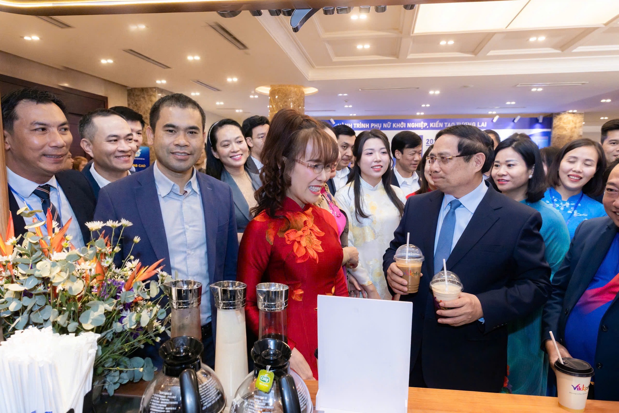 Khoảnh khắc Thủ tướng ghé thăm VikKafe: Câu chuyện khởi nghiệp của phụ nữ ngân hàng số - Ảnh 1.