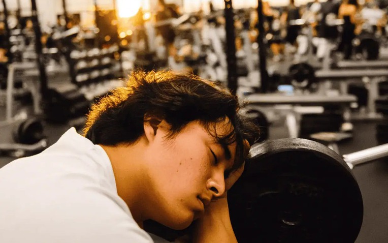 Giấc ngủ và lối sống lành mạnh: Tại sao bạn nên ưu tiên giấc ngủ hơn tập thể dục - Ảnh 1.