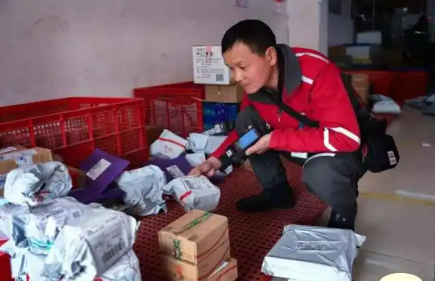 Người đàn ông làm shipper 45 tuổi sở hữu tài sản khổng lồ và niềm vui trong công việc - Ảnh 1. Người đàn ông làm shipper 45 tuổi sở hữu tài sản khổng lồ và niềm vui trong công việc - Ảnh 1.