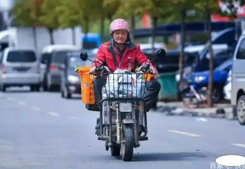 Người đàn ông làm shipper 45 tuổi sở hữu tài sản khổng lồ và niềm vui trong công việc - Ảnh 2. Người đàn ông làm shipper 45 tuổi sở hữu tài sản khổng lồ và niềm vui trong công việc - Ảnh 2.