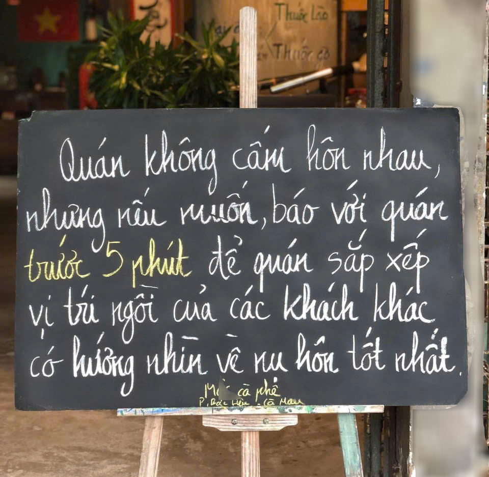 Tấm bảng ghi chú hài hước của quán cà phê Cà Mau gây bão mạng xã hội - Ảnh 1. Tấm bảng ghi chú hài hước của quán cà phê Cà Mau gây bão mạng xã hội - Ảnh 1.