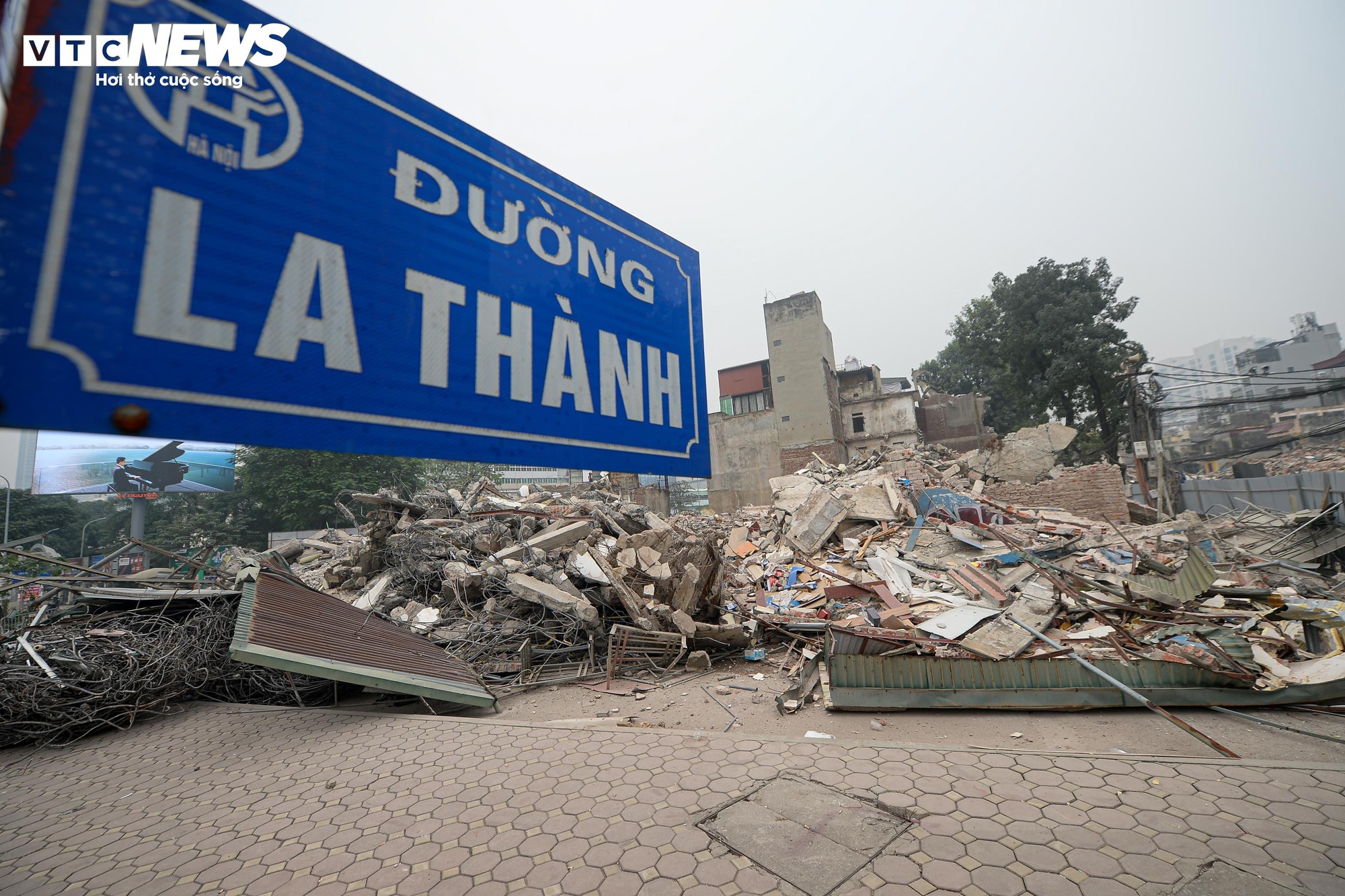 Người Hà Nội gấp rút dọn đồ đạc bàn giao mặt bằng cho dự án Vành đai 1 - Ảnh 4. Người Hà Nội gấp rút dọn đồ đạc bàn giao mặt bằng cho dự án Vành đai 1 - Ảnh 4.