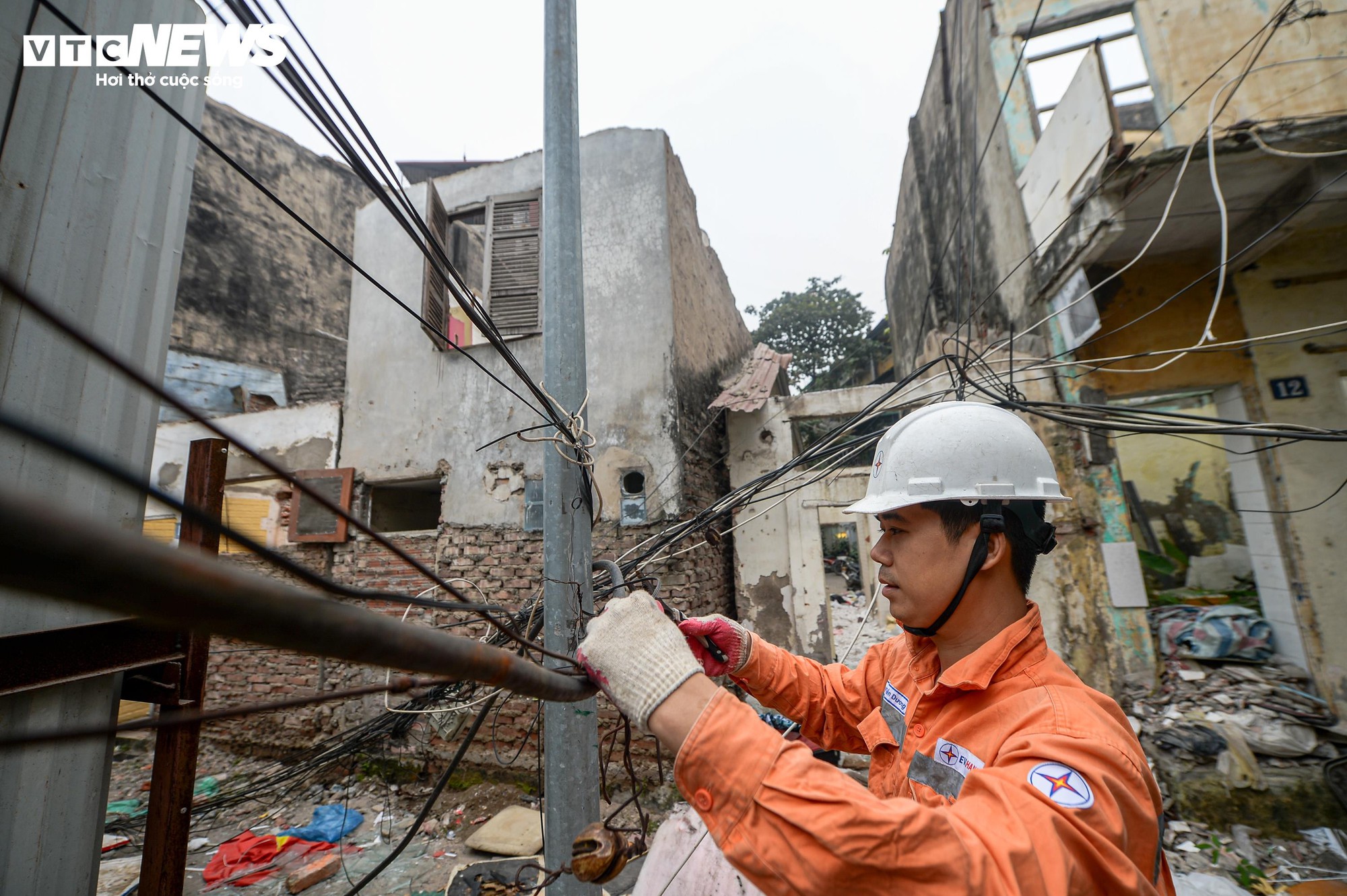 Người Hà Nội gấp rút dọn đồ đạc bàn giao mặt bằng cho dự án Vành đai 1 - Ảnh 6. Người Hà Nội gấp rút dọn đồ đạc bàn giao mặt bằng cho dự án Vành đai 1 - Ảnh 6.