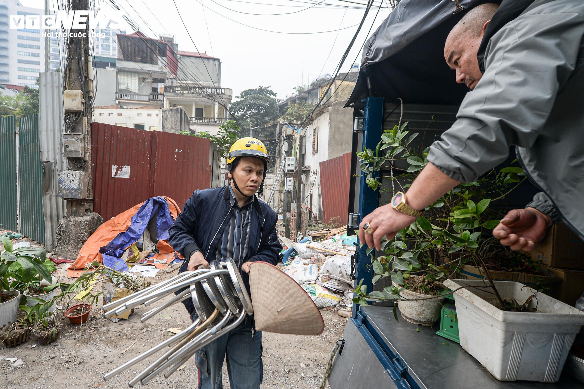Người Hà Nội gấp rút dọn đồ đạc bàn giao mặt bằng cho dự án Vành đai 1 - Ảnh 9. Người Hà Nội gấp rút dọn đồ đạc bàn giao mặt bằng cho dự án Vành đai 1 - Ảnh 9.