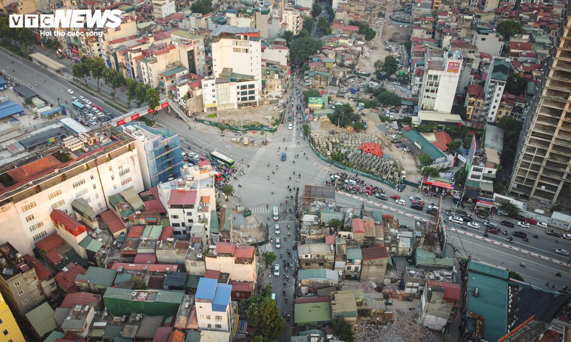 Người Hà Nội gấp rút dọn đồ đạc bàn giao mặt bằng cho dự án Vành đai 1 - Ảnh 1. Người Hà Nội gấp rút dọn đồ đạc bàn giao mặt bằng cho dự án Vành đai 1 - Ảnh 1.