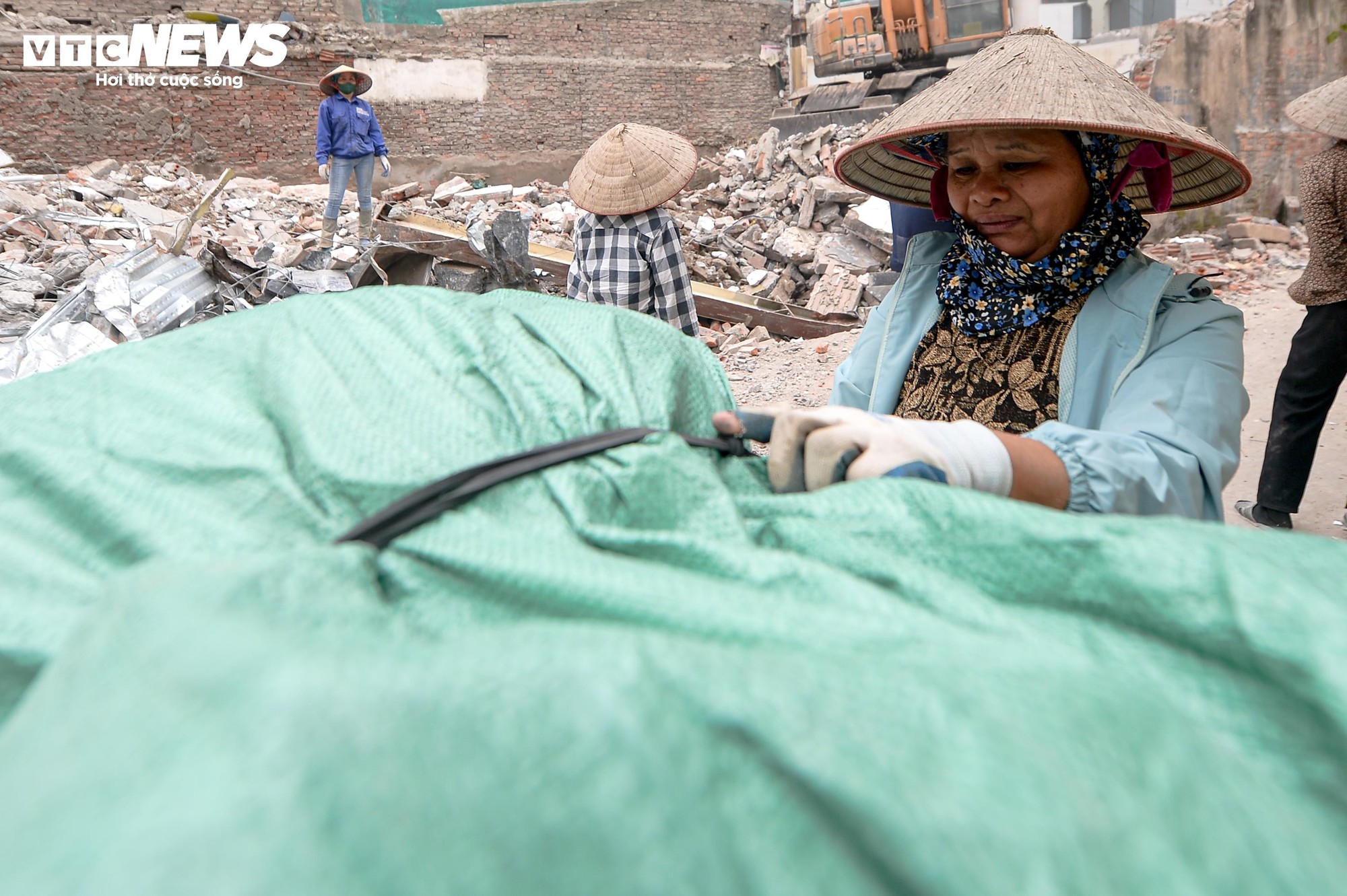 Người Hà Nội gấp rút dọn đồ đạc bàn giao mặt bằng cho dự án Vành đai 1 - Ảnh 11. Người Hà Nội gấp rút dọn đồ đạc bàn giao mặt bằng cho dự án Vành đai 1 - Ảnh 11.