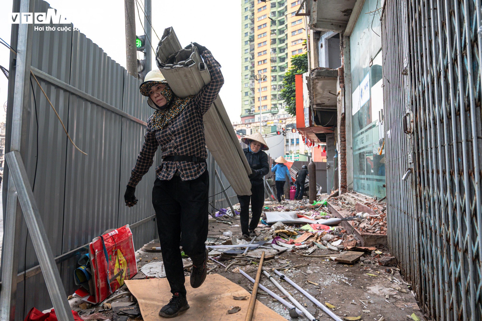 Người Hà Nội gấp rút dọn đồ đạc bàn giao mặt bằng cho dự án Vành đai 1 - Ảnh 8. Người Hà Nội gấp rút dọn đồ đạc bàn giao mặt bằng cho dự án Vành đai 1 - Ảnh 8.
