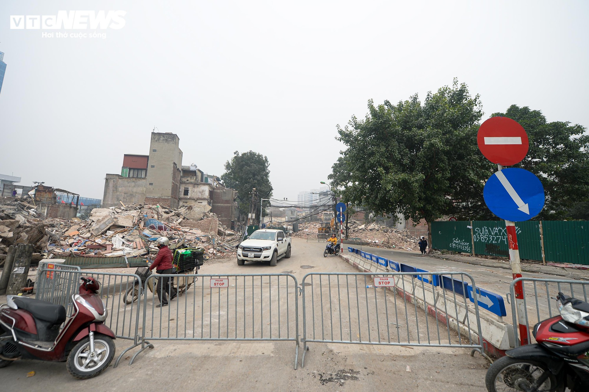 Người Hà Nội gấp rút dọn đồ đạc bàn giao mặt bằng cho dự án Vành đai 1 - Ảnh 3. Người Hà Nội gấp rút dọn đồ đạc bàn giao mặt bằng cho dự án Vành đai 1 - Ảnh 3.