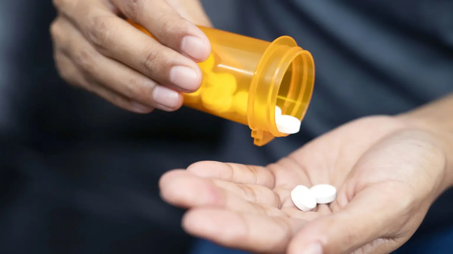 Người đàn ông suy thận cấp sau 3 ngày dùng thuốc giảm đau phổ biến - Ảnh 1.