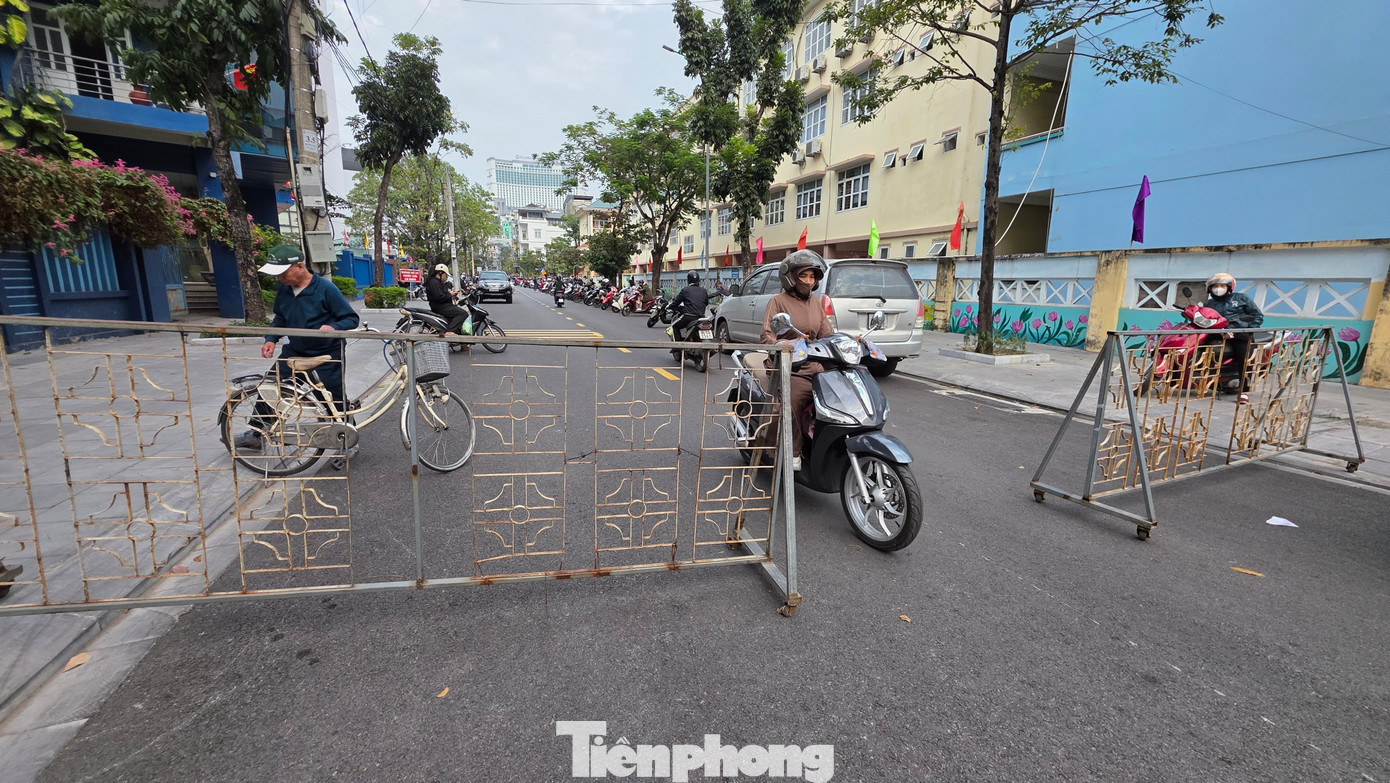 Hiệu trưởng trường Tiểu học Quang Trung xin lỗi về việc đỗ xe Lexus chắn cổng trường - Ảnh 2. Hiệu trưởng trường Tiểu học Quang Trung xin lỗi về việc đỗ xe Lexus chắn cổng trường - Ảnh 2.