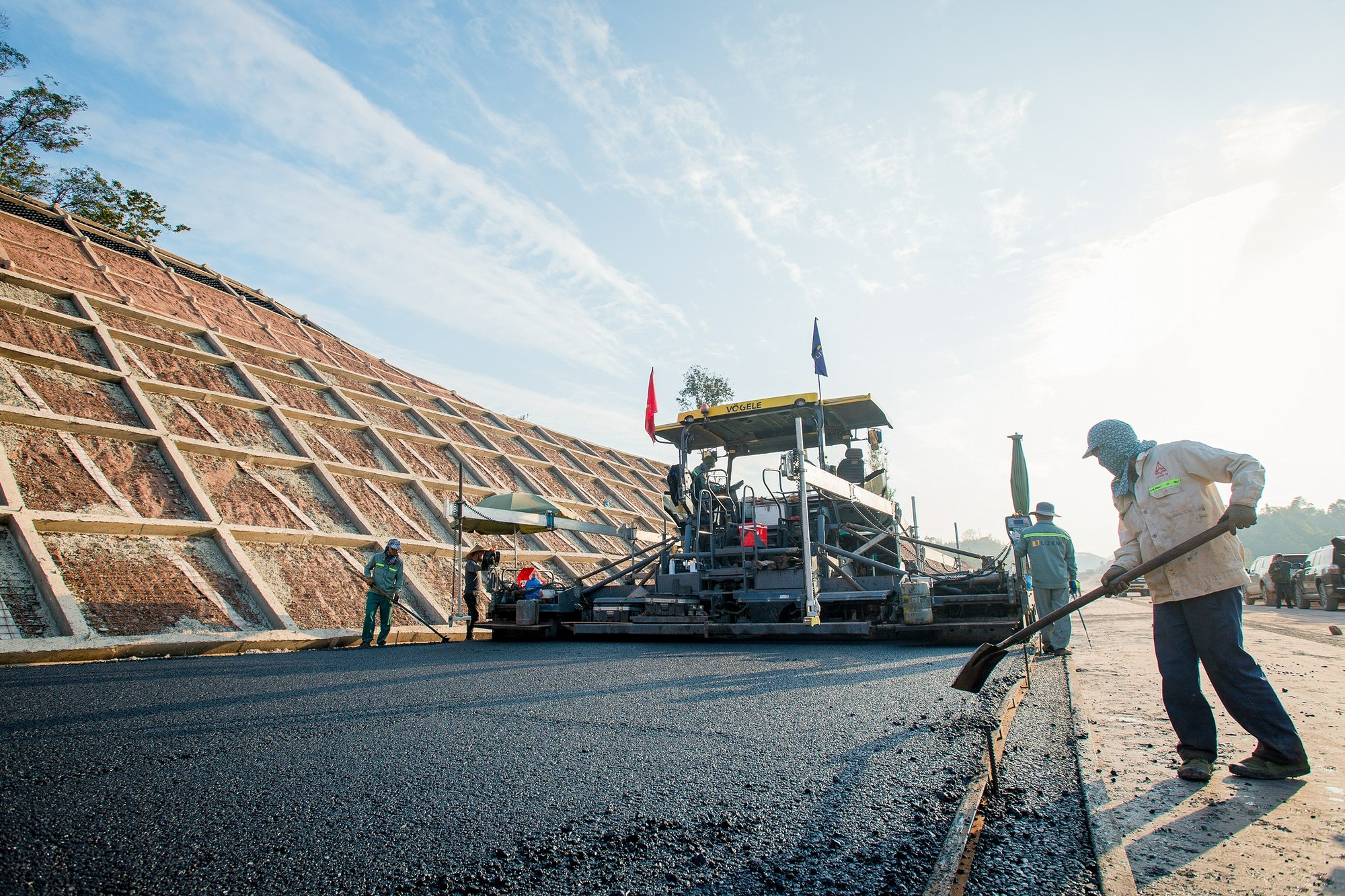 Toàn cảnh đoạn đầu tiên của cao tốc dài nhất Việt Nam: Trị giá 11.000 tỷ, sẽ thông xe sau một tuần nữa - Ảnh 11.