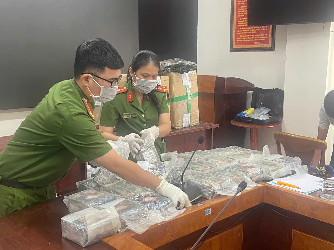 Đường dây ma túy tổng hợp xuyên quốc gia giao dịch 1 . 500 Tỷ đồng bị triệt phá - Ảnh 11. Đường dây ma túy tổng hợp xuyên quốc gia giao dịch 1 . 500 Tỷ đồng bị triệt phá - Ảnh 11.