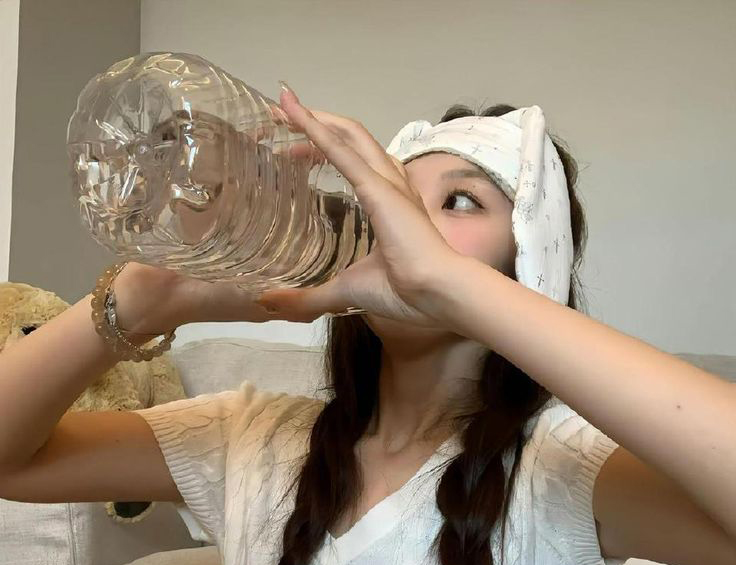 Uống nước đúng cách để bảo vệ thận tránh 7 sai lầm phổ biến gây hại sức khỏe - Ảnh 1.