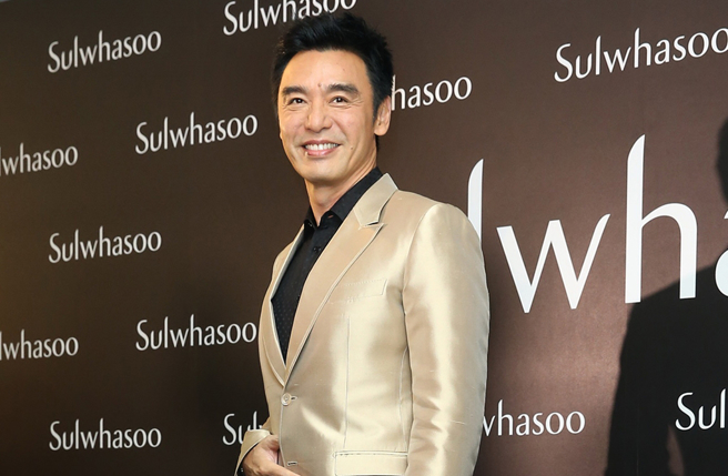 Tài tử 'Thần điêu đại hiệp' U80 trông như chỉ mới 40: Bí quyết chống lão hóa nằm ở 1 việc không khó làm mỗi ngày- Ảnh 2. Tài tử 'Thần điêu đại hiệp' U80 trông như chỉ mới 40: Bí quyết chống lão hóa nằm ở 1 việc không khó làm mỗi ngày- Ảnh 2.