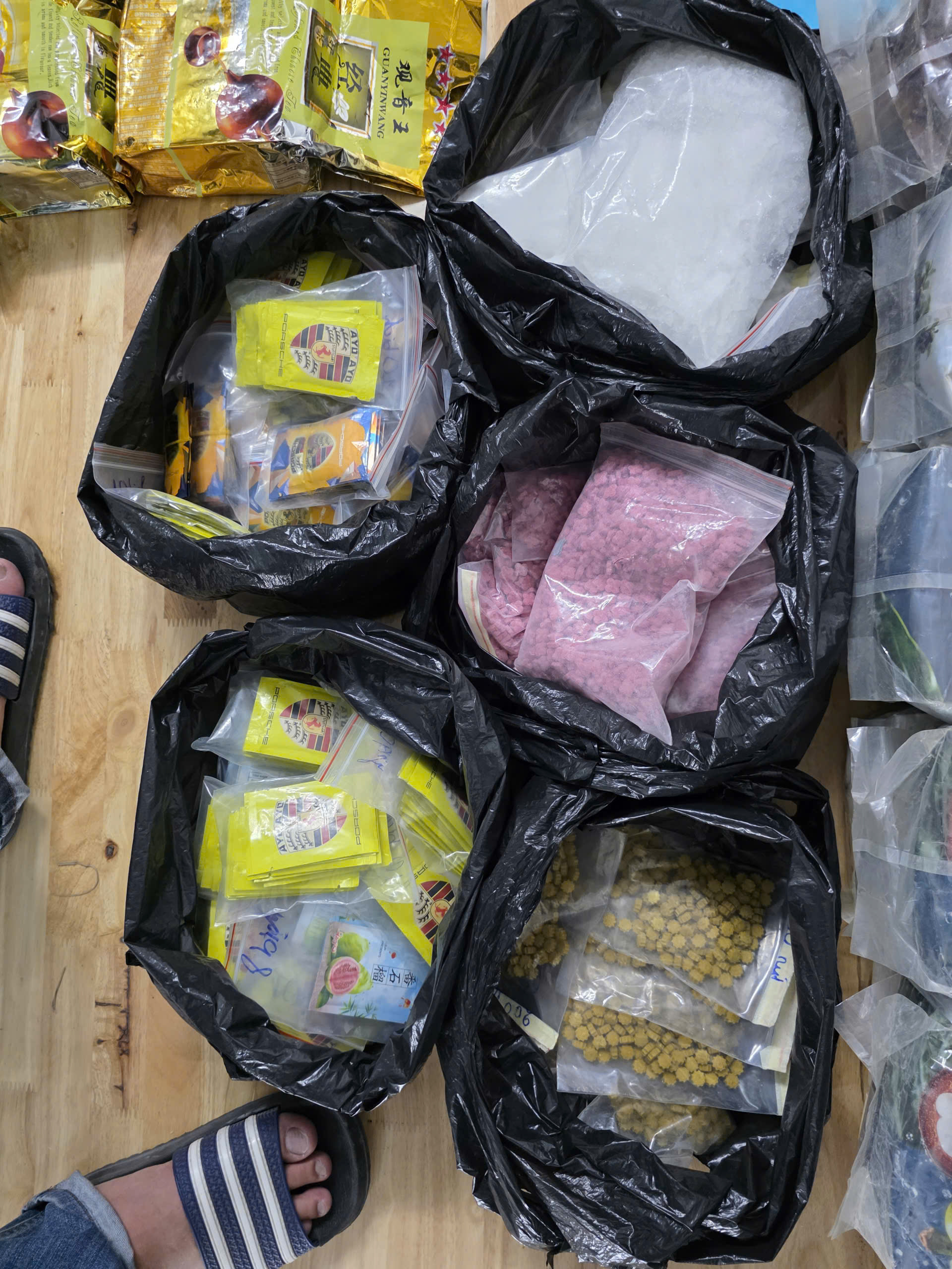 Đường dây ma túy tổng hợp xuyên quốc gia giao dịch 1 . 500 Tỷ đồng bị triệt phá - Ảnh 7. Đường dây ma túy tổng hợp xuyên quốc gia giao dịch 1 . 500 Tỷ đồng bị triệt phá - Ảnh 7.