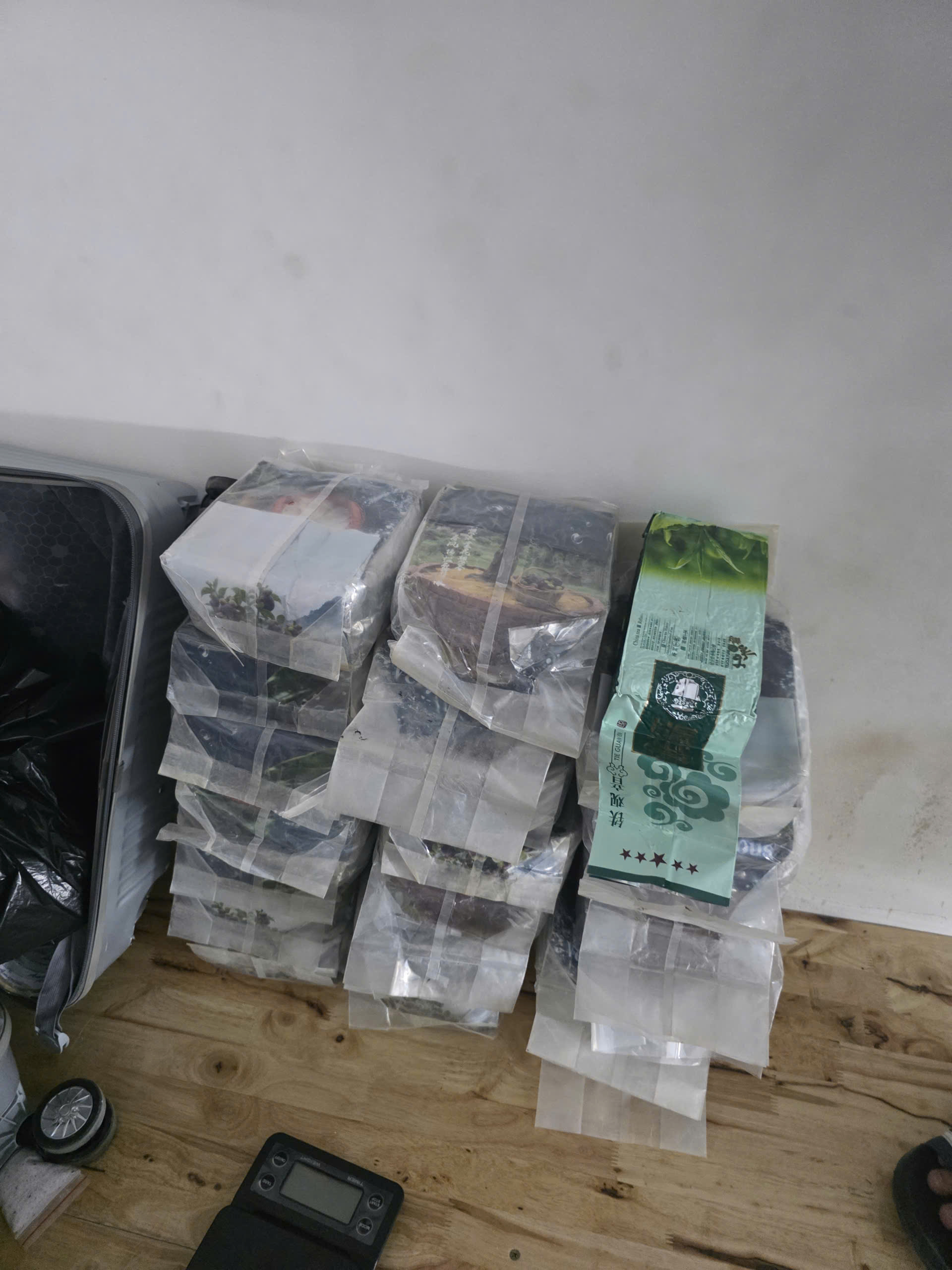 Đường dây ma túy tổng hợp xuyên quốc gia giao dịch 1 . 500 Tỷ đồng bị triệt phá - Ảnh 4. Đường dây ma túy tổng hợp xuyên quốc gia giao dịch 1 . 500 Tỷ đồng bị triệt phá - Ảnh 4.