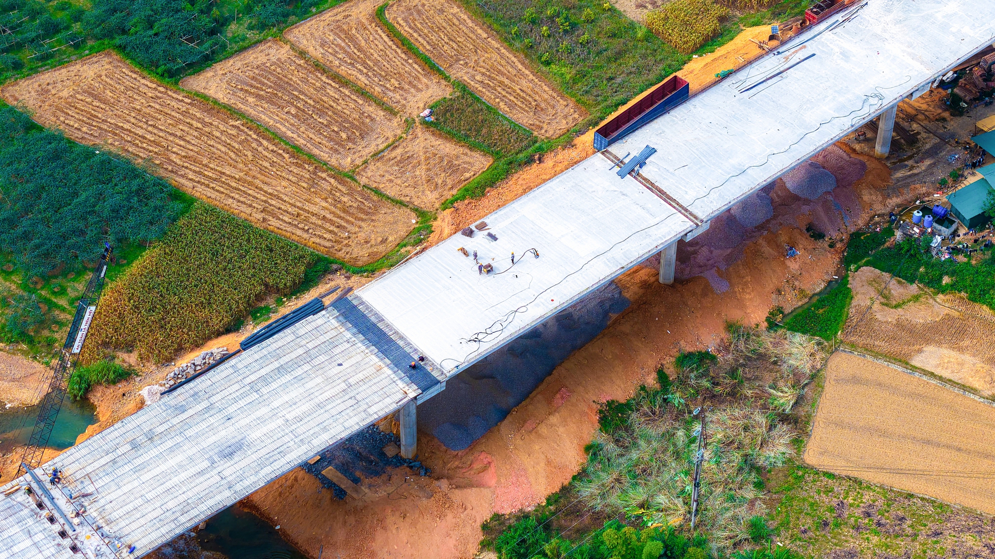 Toàn cảnh đoạn đầu tiên của cao tốc dài nhất Việt Nam: Trị giá 11.000 tỷ, sẽ thông xe sau một tuần nữa - Ảnh 4.