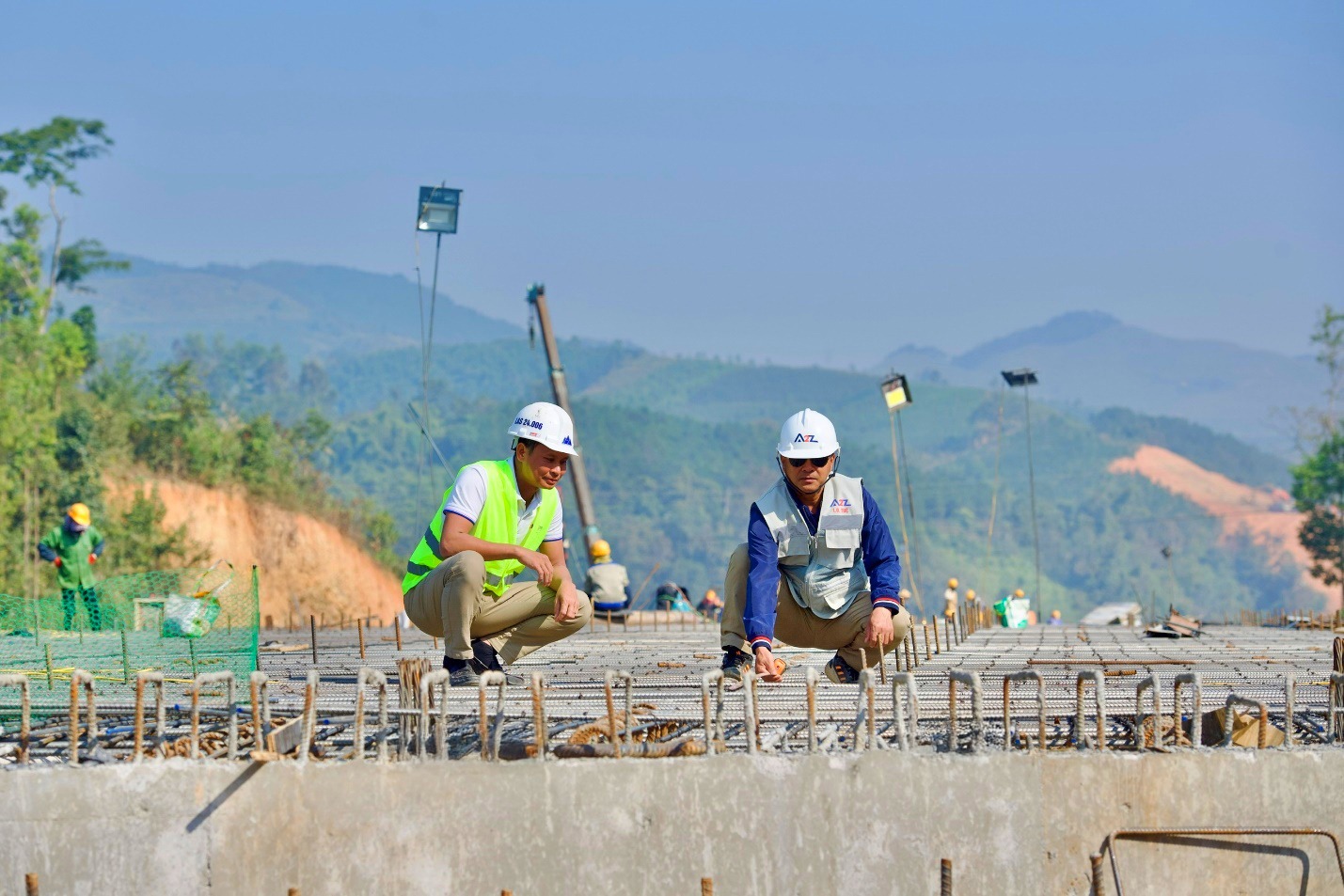 Toàn cảnh đoạn đầu tiên của cao tốc dài nhất Việt Nam: Trị giá 11.000 tỷ, sẽ thông xe sau một tuần nữa - Ảnh 7.