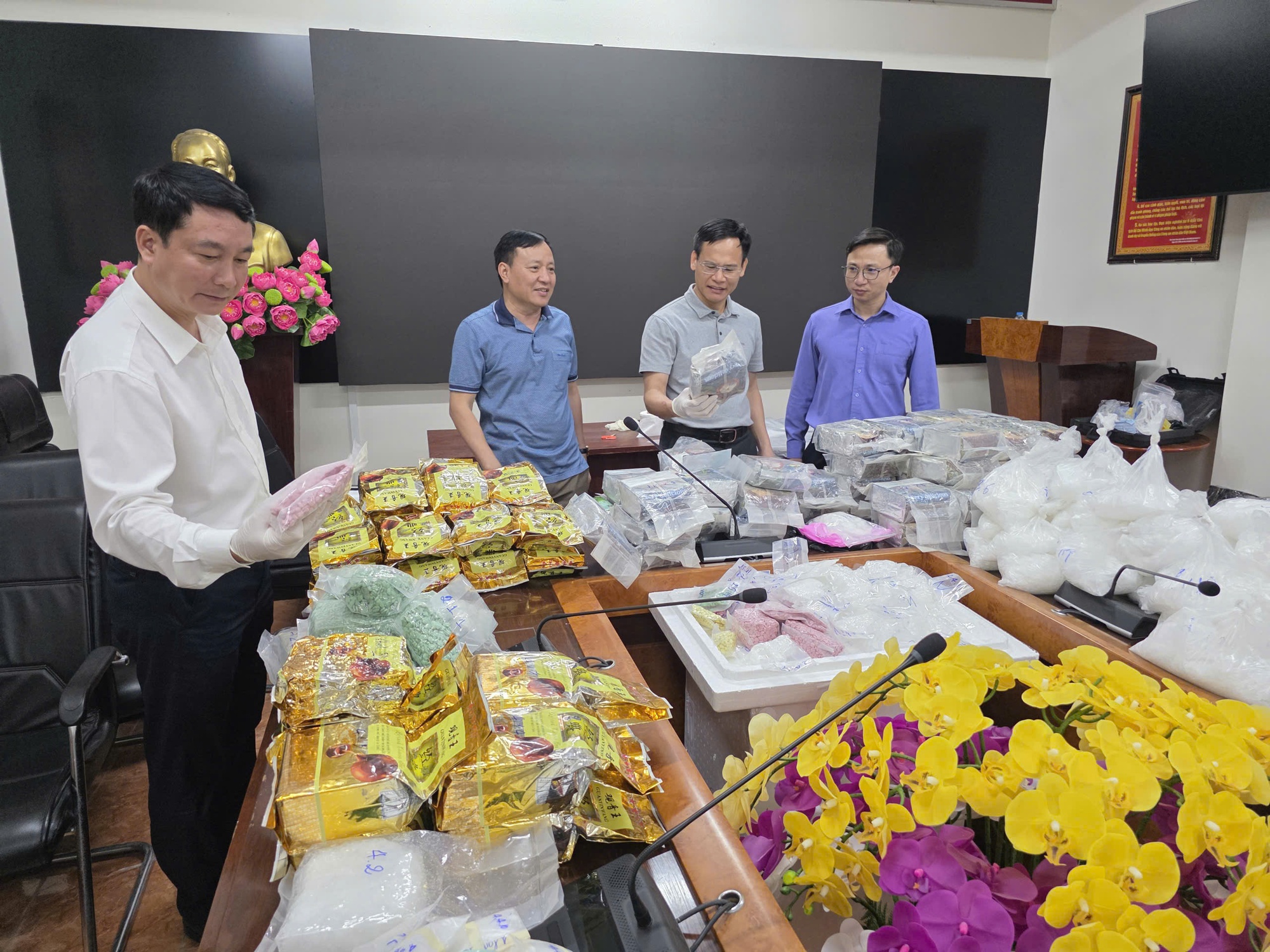 Đường dây ma túy tổng hợp xuyên quốc gia giao dịch 1 . 500 Tỷ đồng bị triệt phá - Ảnh 1. Đường dây ma túy tổng hợp xuyên quốc gia giao dịch 1 . 500 Tỷ đồng bị triệt phá - Ảnh 1.