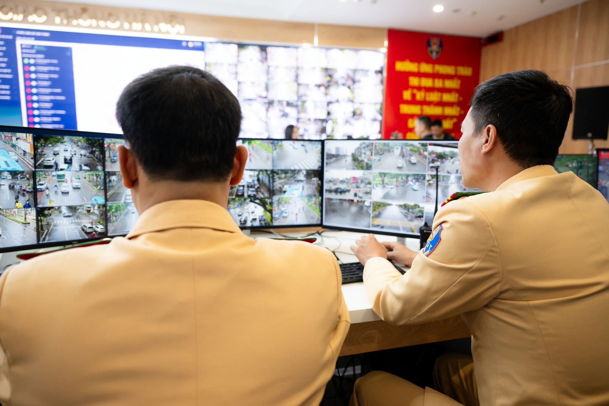 Cận cảnh hoạt động của camera AI Hà Nội trong quản lý giao thông thông minh - Ảnh 7. Cận cảnh hoạt động của camera AI Hà Nội trong quản lý giao thông thông minh - Ảnh 7.
