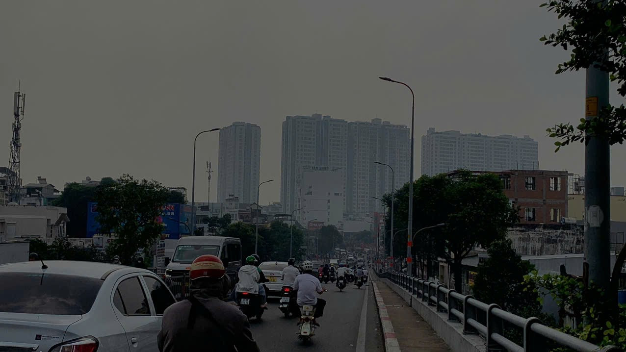 Hiểm họa sức khỏe từ bầu trời mù sương ở TPHCM - Ảnh 4. Hiểm họa sức khỏe từ bầu trời mù sương ở TPHCM - Ảnh 4.