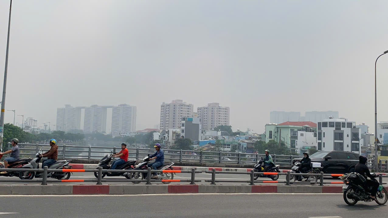 Hiểm họa sức khỏe từ bầu trời mù sương ở TPHCM - Ảnh 1. Hiểm họa sức khỏe từ bầu trời mù sương ở TPHCM - Ảnh 1.