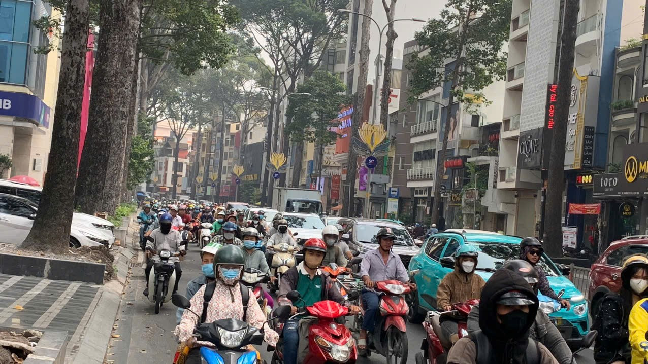 Hiểm họa sức khỏe từ bầu trời mù sương ở TPHCM - Ảnh 3. Hiểm họa sức khỏe từ bầu trời mù sương ở TPHCM - Ảnh 3.